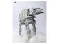 Graues AT-AT Spielzeug im Schnee mit Star Wars Logo.