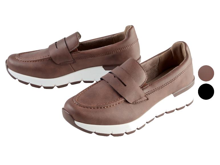 Zwei Paar braune Loafer mit weißen Sohlen.