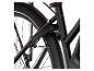 Ein schwarzes Fahrrad mit integriertem Akku und Schutzblechen.
