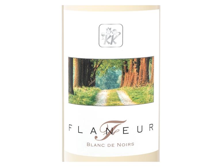 Weißweinetikett mit einem Waldweg und dem Text „FLANEUR BLANC DE NOIRS“.