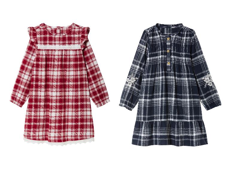 Zwei Mädchenkleider in Karo, ein rotes mit Spitze und ein blaues mit Blumenstickerei.