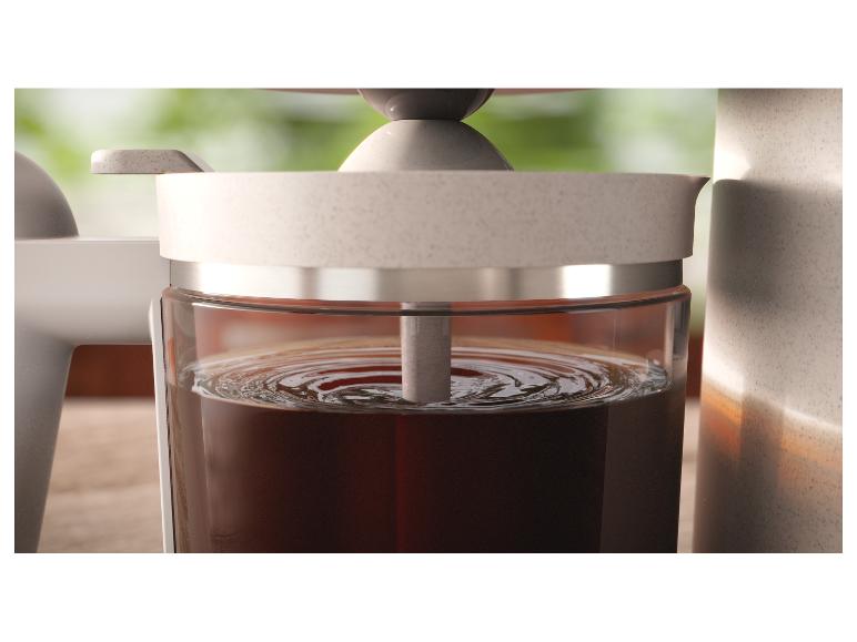 Nahaufnahme einer Kaffeekanne mit Kaffee und Stempel.