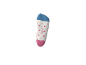 Weißer Socken mit rosa Herzen, blauem Bündchen und rosa Spitze, mit der Aufschrift „23-26“.