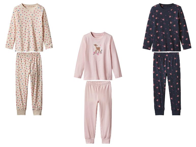 Drei Kinderpyjamas mit verschiedenen Mustern: Herzen, Hirsche und Blumen.