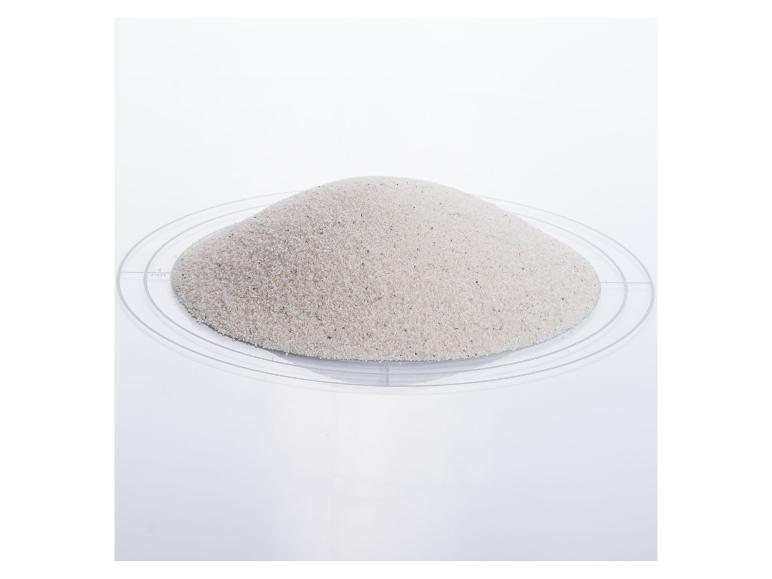 Ein Haufen feiner, heller Sand auf einer transparenten Messplatte.