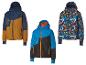 Drei blaue, schwarze und orangefarbene Skijacken mit dem Schriftzug 'JBC'.