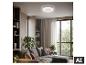 Deckenventilator mit Licht in einem modernen Wohnzimmer mit Sofa und Pflanzen.