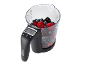 Messbecher mit Waage, gefüllt mit verschiedenen Beeren.