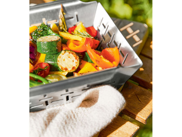 Gegrillter Paprika und Zucchini in einem Grillkorb.