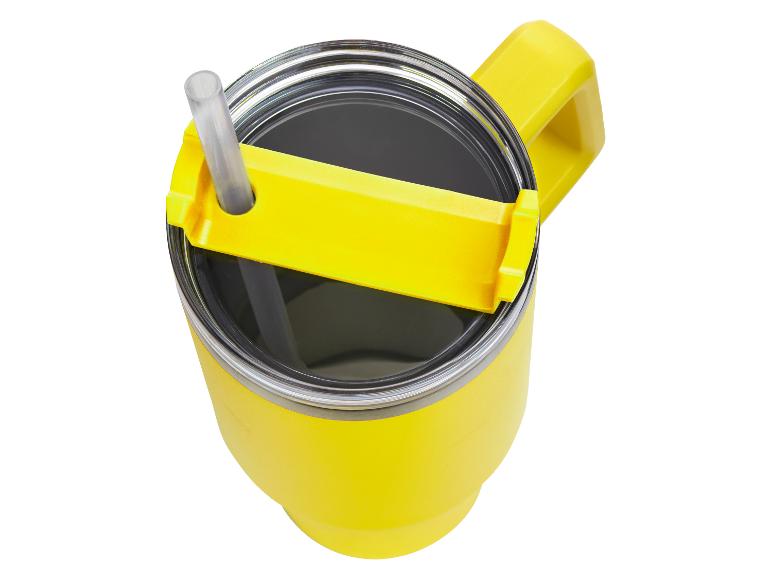 Gelber Becher mit Deckel und Strohhalm.