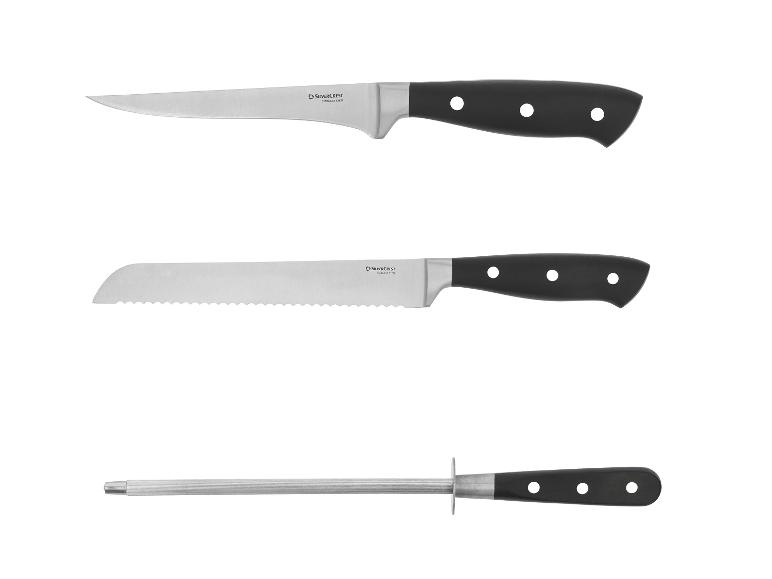 Küchenmesser, Brotmesser und Messerschärfer mit schwarzen Griffen.