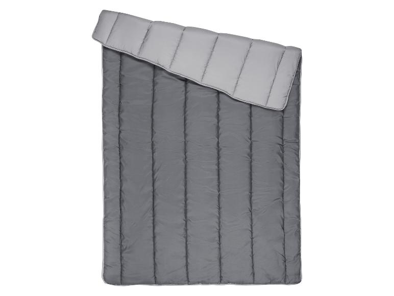 Zweifarbiger Schlafsack in Grautönen, flach ausgelegt.