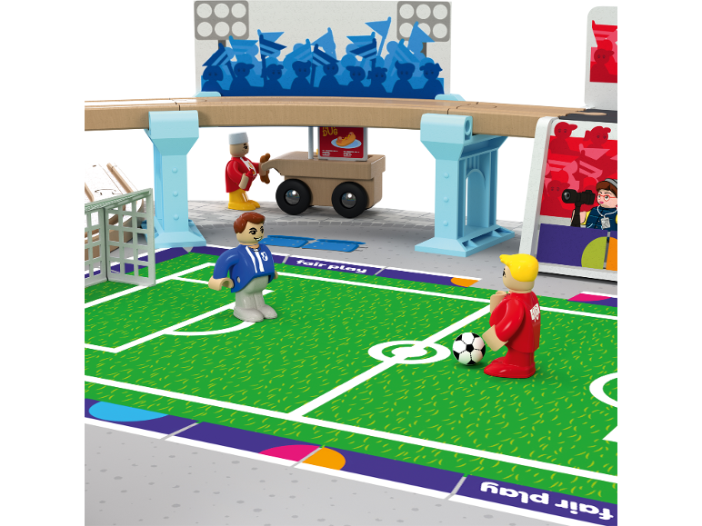 Hölzernes Fußballspielset mit Spielern, Spielfeld, Ständen und Fans.