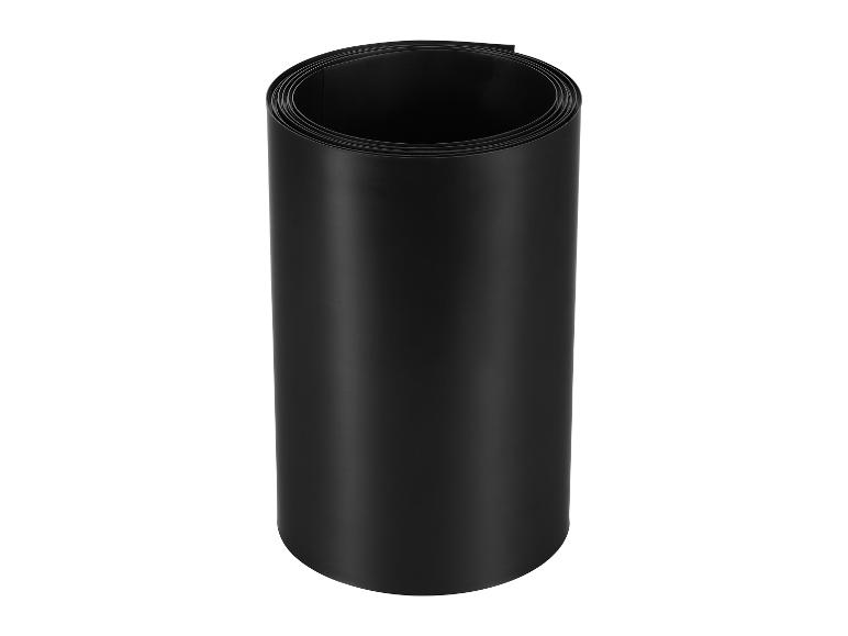 Eine Rolle schwarzer Kunststofffolie.