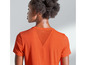 Frau trägt ein orangefarbenes T-Shirt mit Mesh-Einsatz.