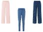 Drei Pyjama-Hosen: einfarbig hellrosa, einfarbig stahlblau und dunkelblau mit weißen Punkten.
