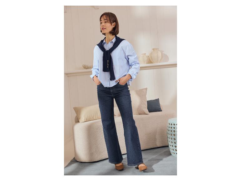 Frau in ESMARA Wide-Leg-Jeans, gestreiftem Hemd und braunen Schuhen.