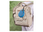 Ein blauer Bluetooth-Lautsprecher an einem beigefarbenen Rucksack