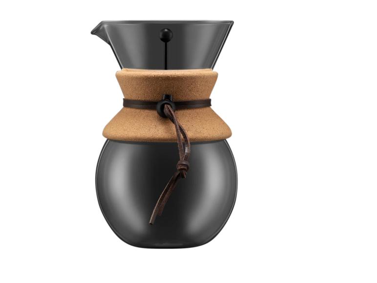 Glaskaffeekanne mit Korkband und Lederriemen.
