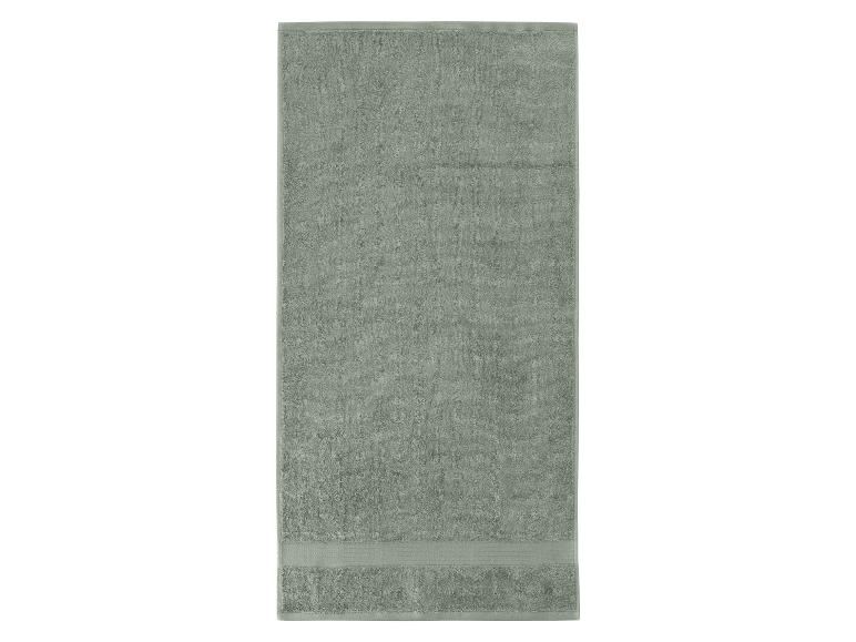 Ein graugrünes Handtuch mit gestreiftem Rand.