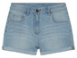 Eine blaue Jeans-Shorts mit umgeschlagenen Beinen.