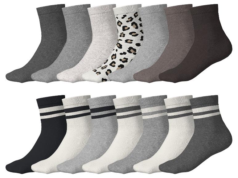 10er-Pack Damensocken: 5 unifarben in Grau- und Brauntönen, 5 gestreift oder mit Leopardenmuster.