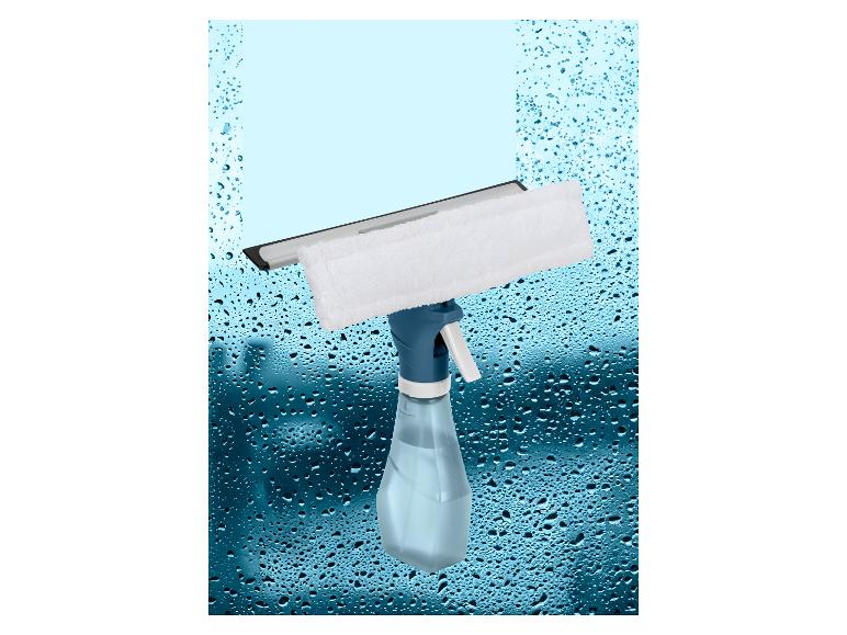 Fensterreiniger und Sprühflasche an einem feuchten Fenster.