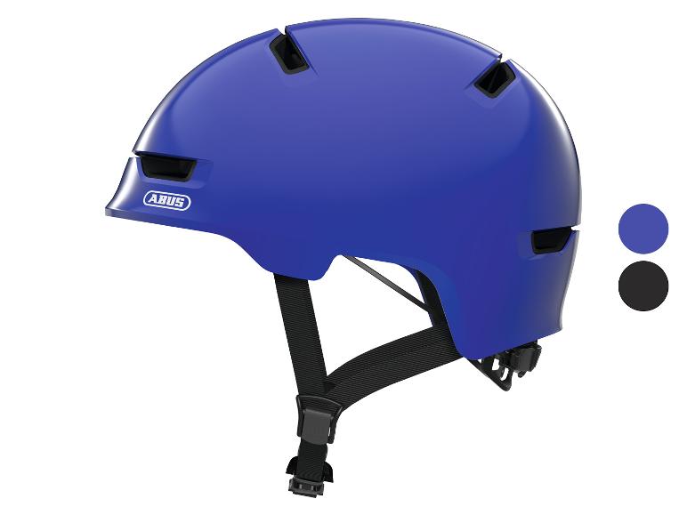 Blauer Fahrradhelm mit schwarzen Riemen und Schnalle, mit zwei Farbmustern.