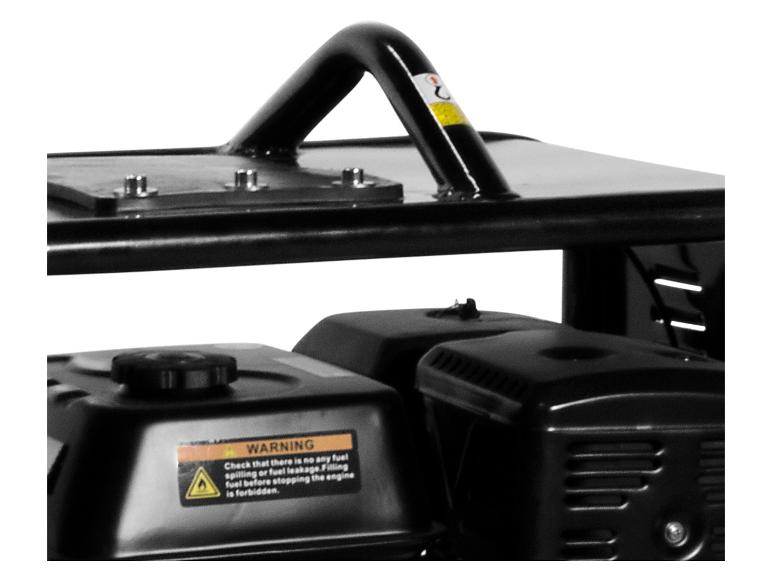 Nahaufnahme eines tragbaren Generators mit Warnhinweis zur Kraftstoffhandhabung.