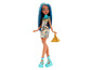 Eine Monster High Puppe mit blauen Haaren, einem goldenen Kleid und einer pyramidenförmigen Tasche.
