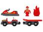 Ein Set Holzspielzeug mit Feuerwehrfahrzeugen und einer Feuerwehrmann-Figur.
