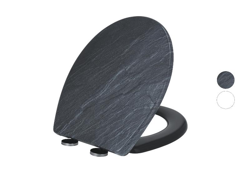 Dunkelgrauer Toilettensitz in Schieferoptik mit schwarzem Ring und silbernen Scharnieren.