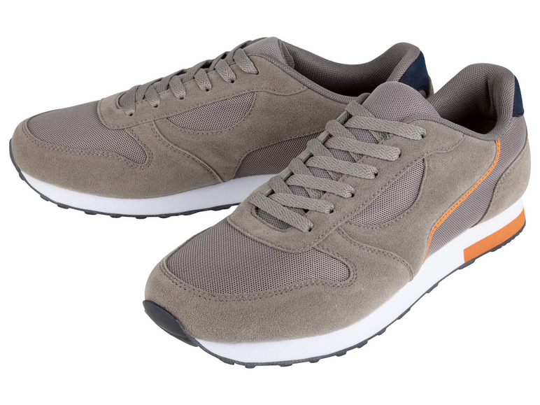 Zwei Paar graue Sneaker mit orangefarbenen Akzenten.