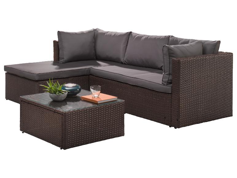 Braunes Rattan-Garten-Ecksofa mit dunkelgrauen Kissen und Couchtisch.