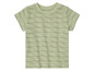 Ein gestreiftes T-Shirt für Babys in hellgrün.