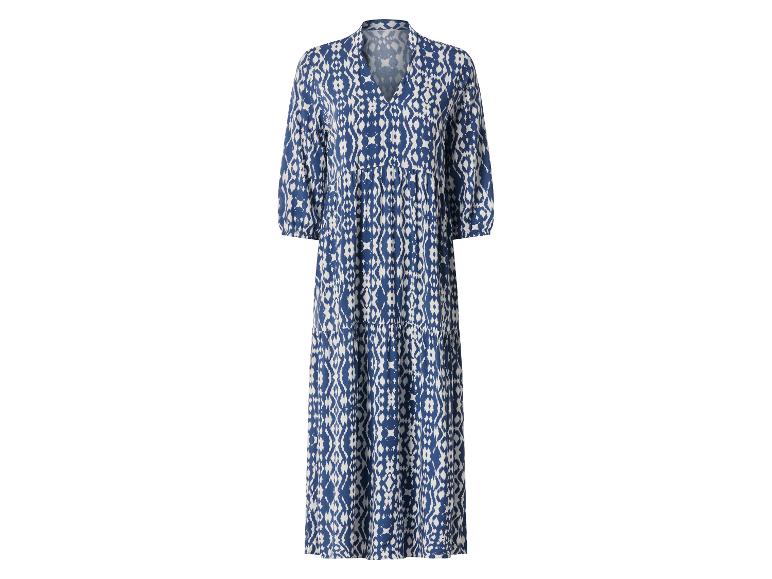 Blau-weißes Maxikleid mit Ikat-Muster und Dreiviertelärmeln.