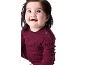 Glückliches Baby in einem gerippten Pullover in Burgunderrot.