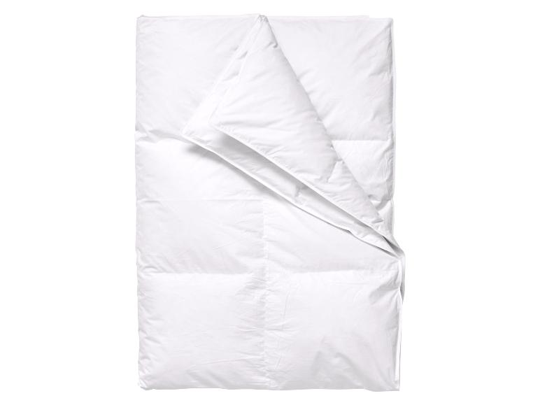 Weißes Steppbett mit Kassettensteppung, gefaltet