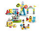 LEGO DUPLO Spielzeug mit einem Zug, einem Karussell, einer Rutsche und kleinen Figuren.