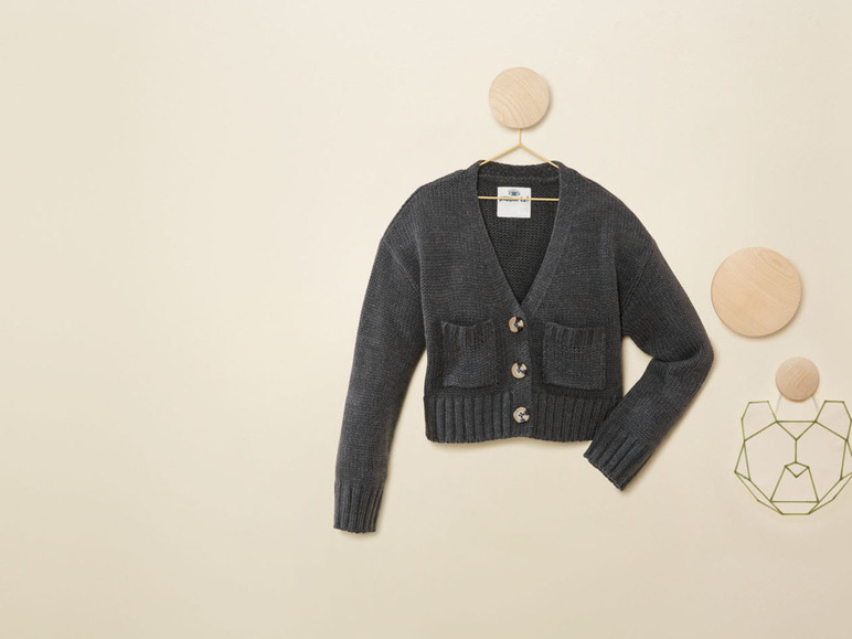 Ein grauer Strickpullover mit Knöpfen von & Other Stories.