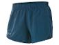 Blaue Sportshorts mit elastischem Bund und Logo am linken Bein.