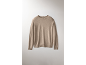Beiger Feinstrickpullover mit Rundhalsausschnitt und langen Ärmeln.
