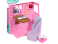 Rosa Spielzeug-Wohnmobil mit Esstisch, Sitz und Zubehör.
