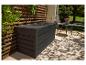 Dunkelgraue Gartenaufbewahrungsbox auf einer Terrasse mit Holzspalier und Gartenmöbeln.