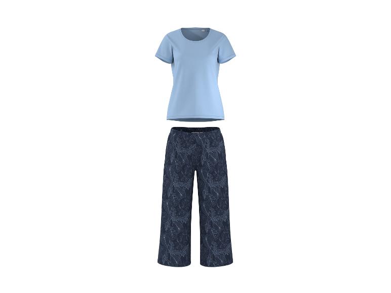 Hellblaues T-Shirt und dunkelblaue Hose mit Blattmuster.