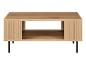 Couchtisch aus Holz mit geriffelten Details und schwarzen Beinen