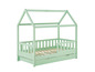 Ein hellgrünes Holzbett für Kinder mit einem hausförmigen Kopfteil und zwei Schubladen.