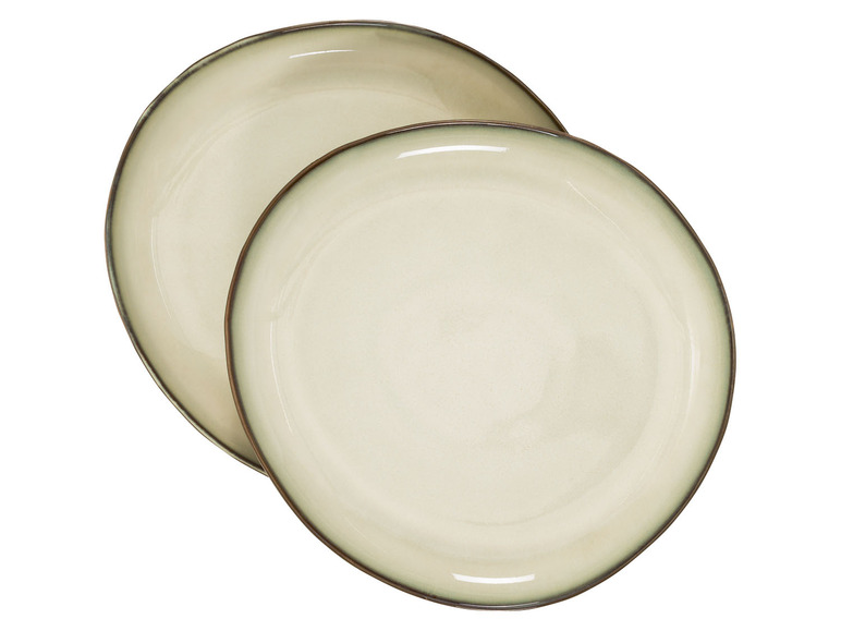Zwei beigefarbene Teller mit dunkelbraunem Rand.