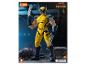 Wolverine-Actionfigur in gelb-blauem Anzug mit Krallen, auf Trümmern stehend.