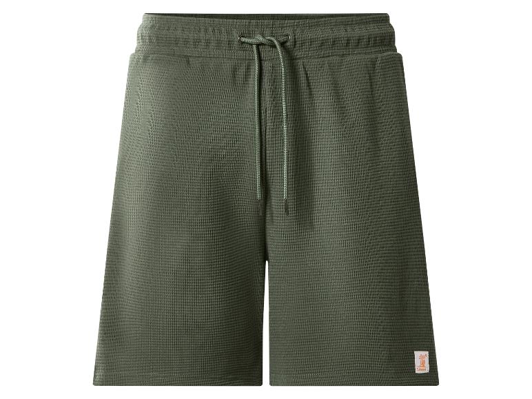 Dunkelgrüne Waffel-Shorts mit verstellbarem Kordelzug und einem Aufnäher mit der Aufschrift „SUMMER“.